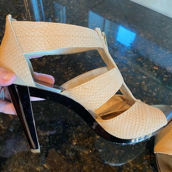 Michael Kors Tan Sandals with Gold Zippers - Picture 4 of 11